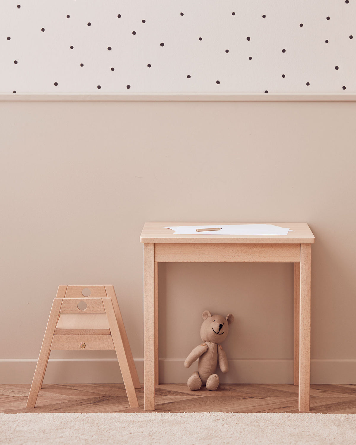SAGA Blonde Hocker