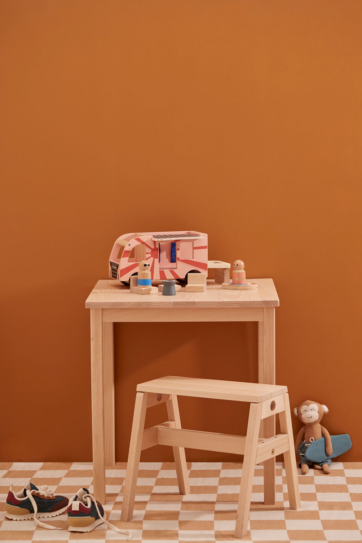 SAGA Blonde Hocker