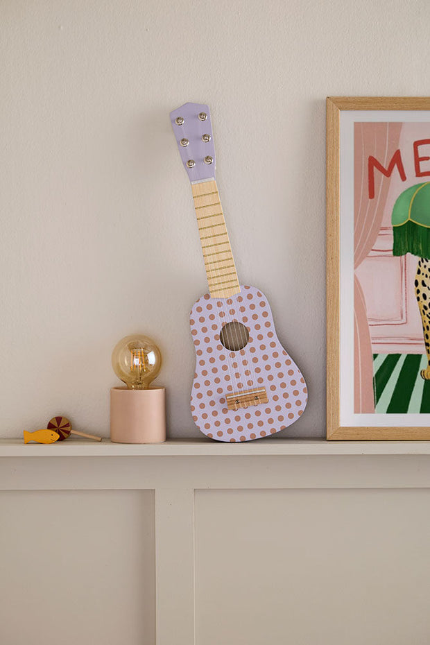 Gitarre mit lila Punkten