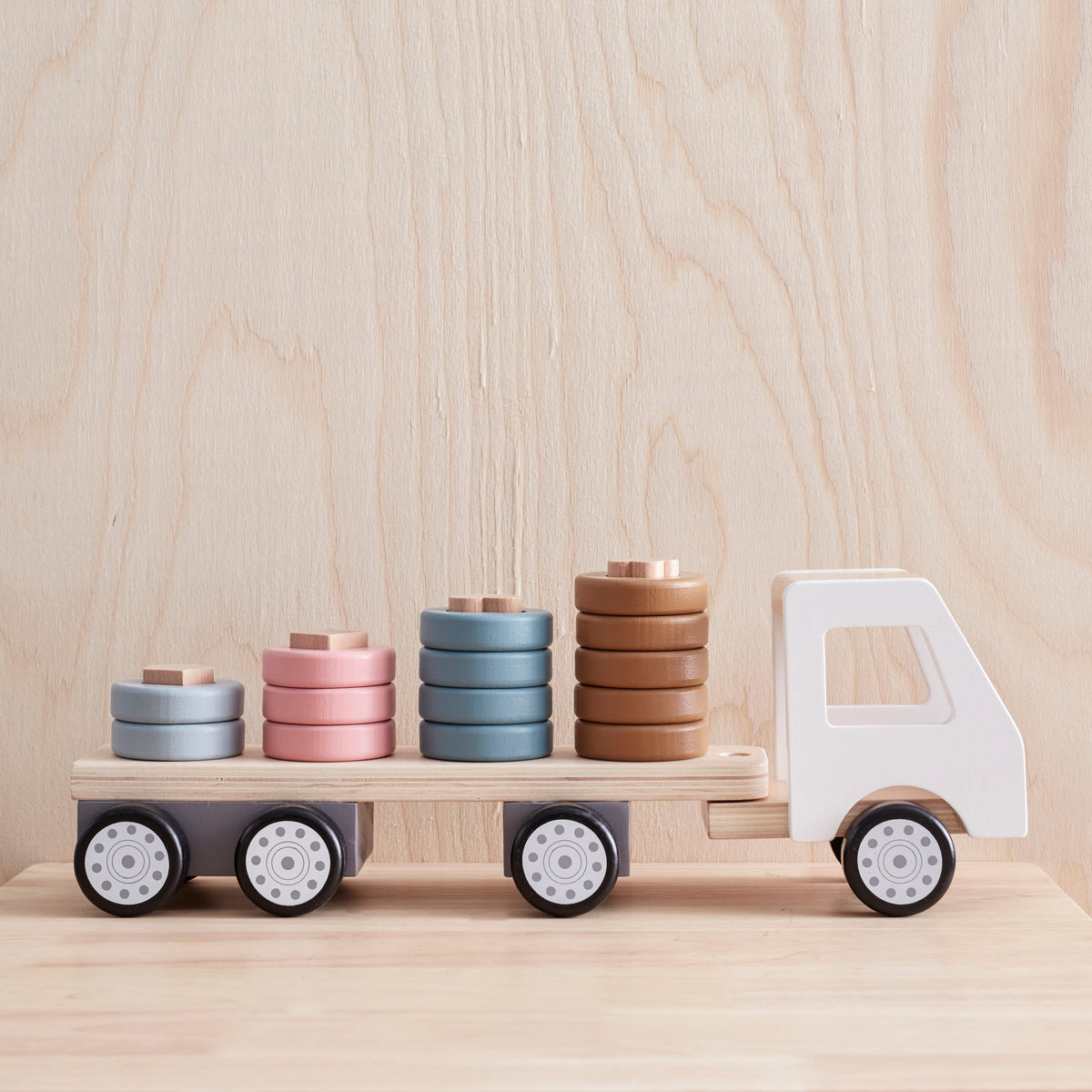 Stacking truck