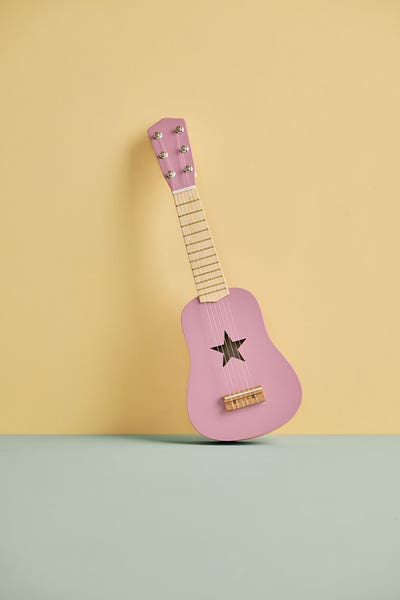 Gitarre in dunkelros